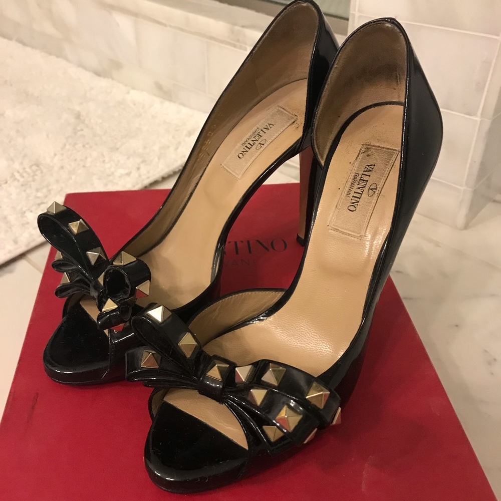 Valentino Rockstud Bow D’orsay pumps. 37